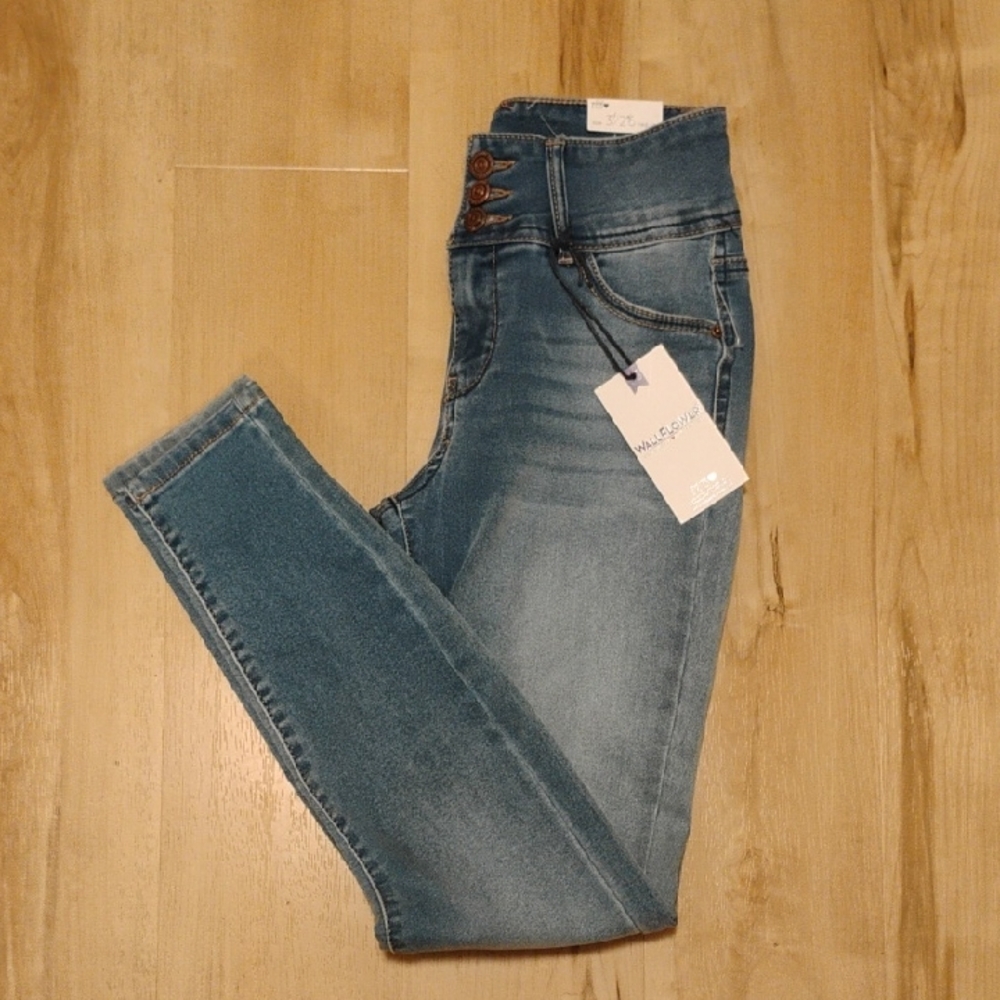 Wallflower “The Sassy” High Rise Skinny Jeans – Size 3/26 Regular – NWT